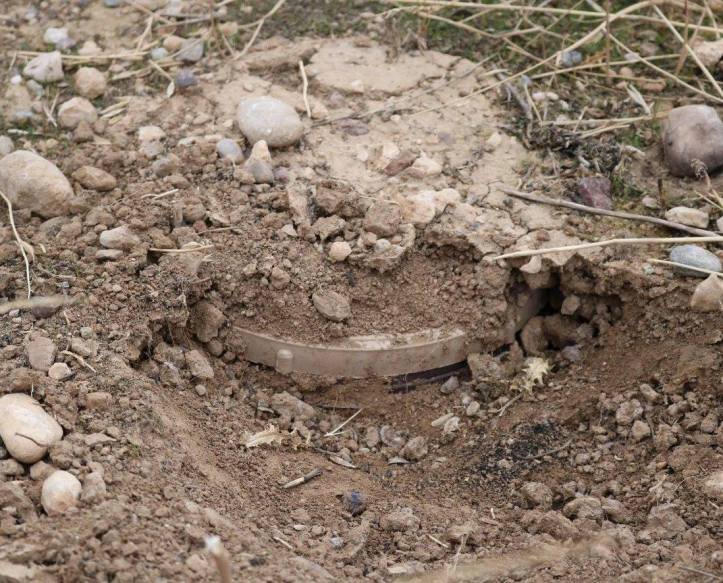 The ILMs are buried just below the surface approximately 50mm. Metal content within the mines allows for detection with metal detectors. 2