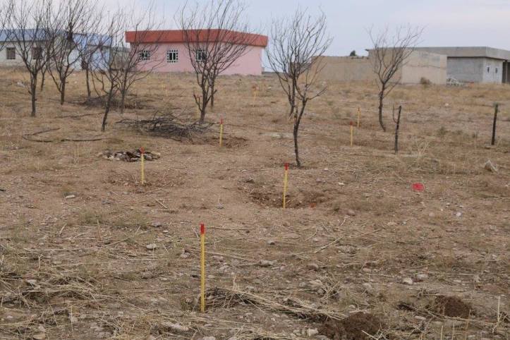 This Improvised Landmine (ILM) is fabricated by ISIS on a large scale. This appears to be the 4th generation of ILM IED used in defensive minefields around fighting positions close to ci