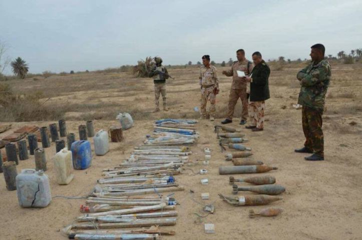 Iraq Army 14th Div and local Hashd units seized explosives and IEDs abandoned by Daesh terrorists near Garma north of #Fallujah, the operation was based on intel (3)