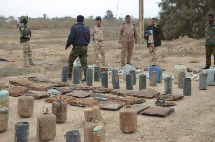 Iraq Army 14th Div and local Hashd units seized explosives and IEDs abandoned by Daesh terrorists near Garma north of #Fallujah, the operation was based on intel (4)