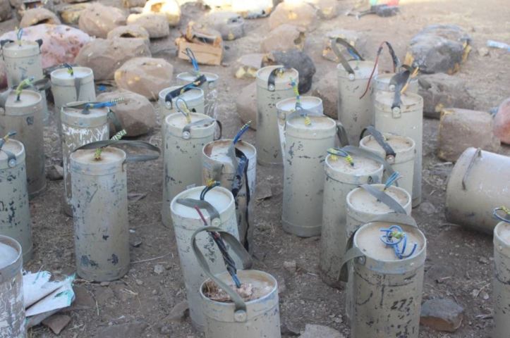 Pro-Hadi forces showed captured Houthi mines and stone-IEDs in #Saada (3)