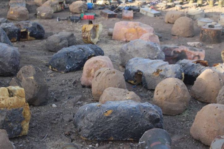 Pro-Hadi forces showed captured Houthi mines and stone-IEDs in #Saada (4)