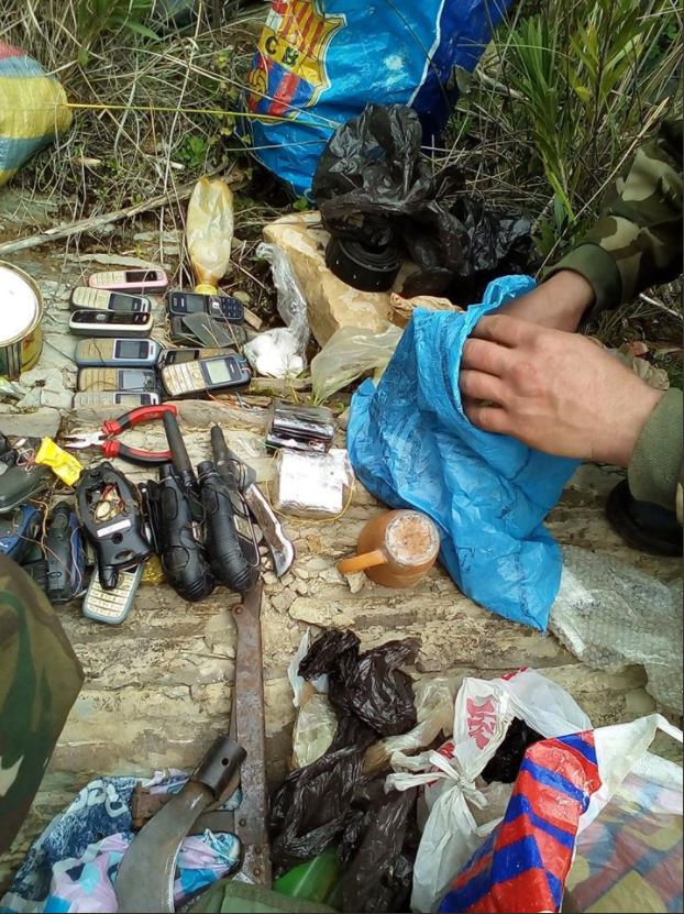 #Algeria 15 IEDs, booby-trapped mobile phones, and other IED materiel discovered yesterday in #Bouira (1)