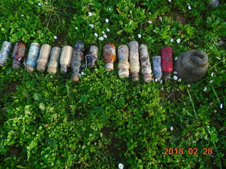 #Algeria 15 IEDs, booby-trapped mobile phones, and other IED materiel discovered yesterday in #Bouira (3)